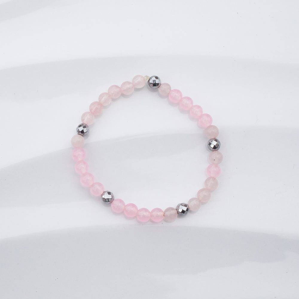 
                  
                    Bijou - Bracelet fait au Québec avec des pierres fines quartz rose et hématite argent sur un fond blanc
                  
                