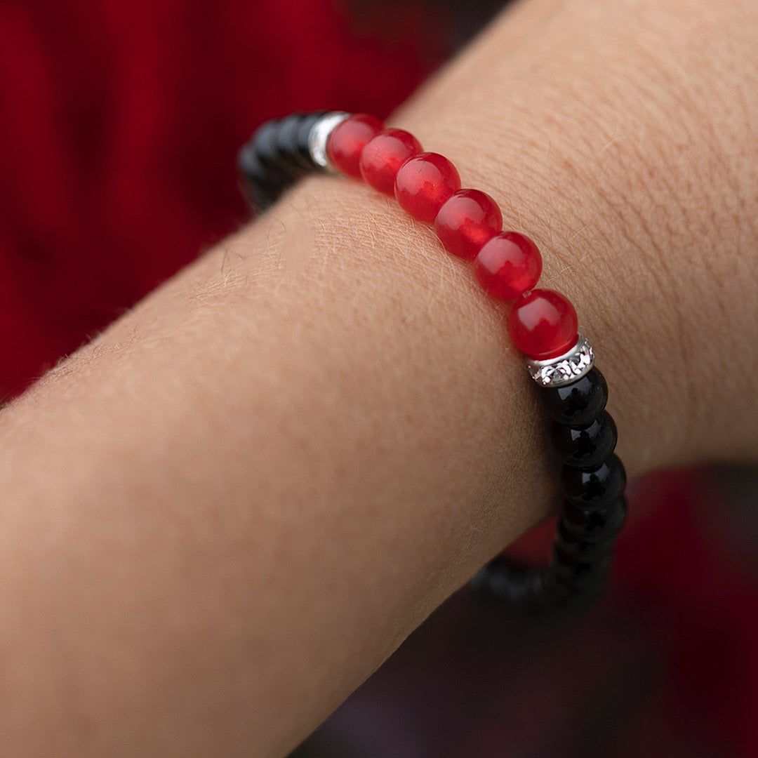 
                  
                    Poignet de femme avec le bracelet Ovie Bijoux Mariva de couleur rouge et noir
                  
                