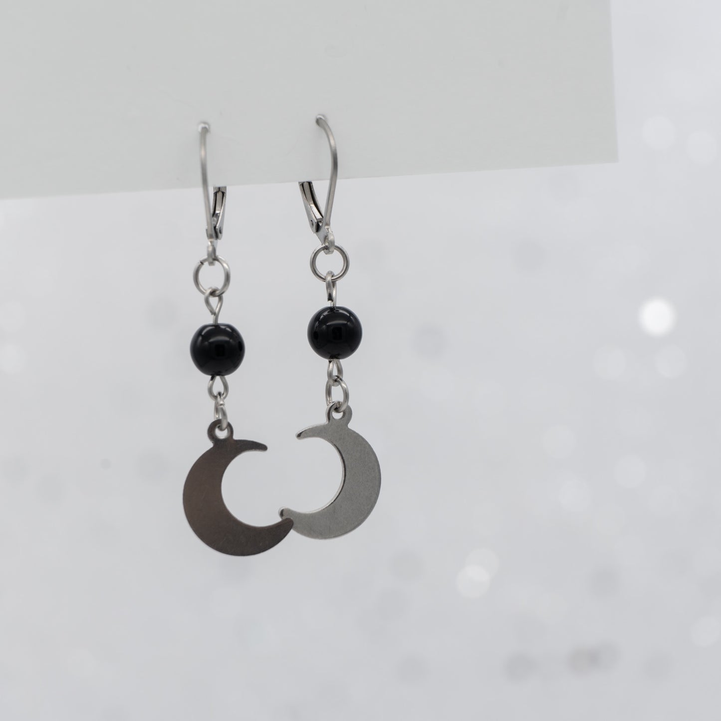 Boucles d'oreilles pendante en forme de lune et avec une pierre fine d'Onyx de couleur noir