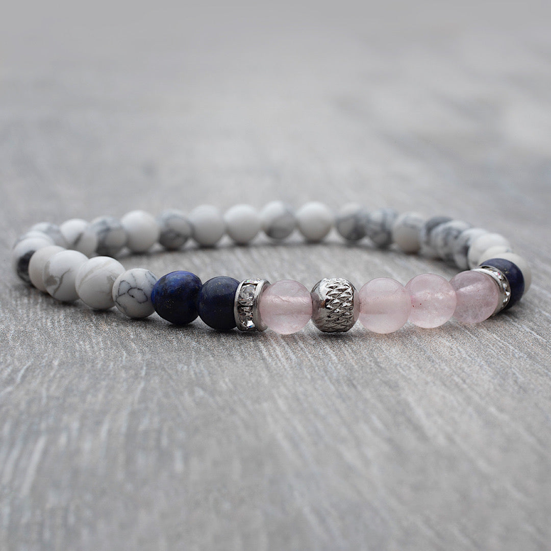 
                  
                    Bracelet fait à la main au Québec avec des pierres fines howlite, quartz rose et lapis lazuli.
                  
                