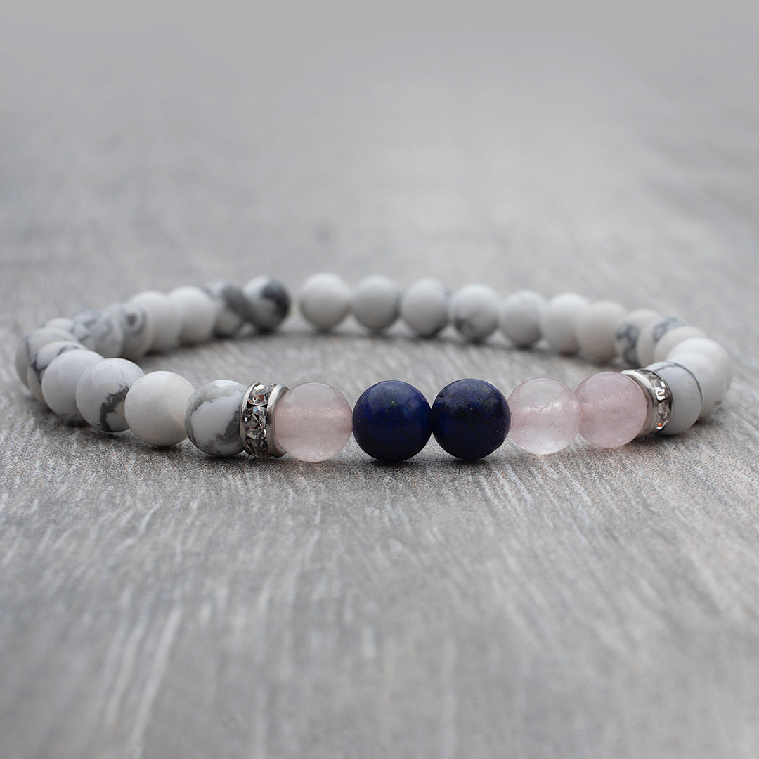 
                  
                    Bracelet élastique fait au Québec avec des pierres fines howlite, quartz rose et lapis lazuli.
                  
                