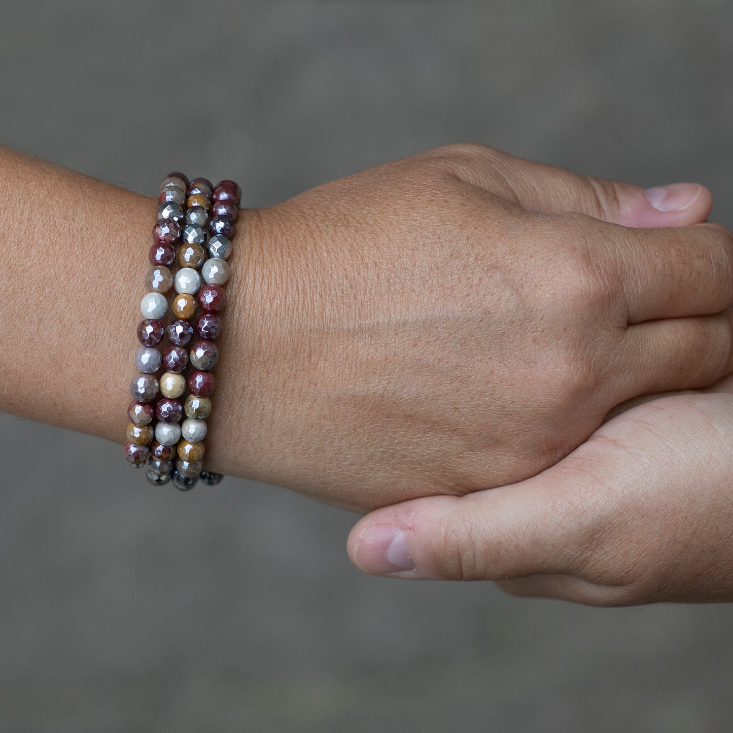 Combiné de trois bracelets de jaspe mokaïte et hématite argent facettées sur un poignet de femme