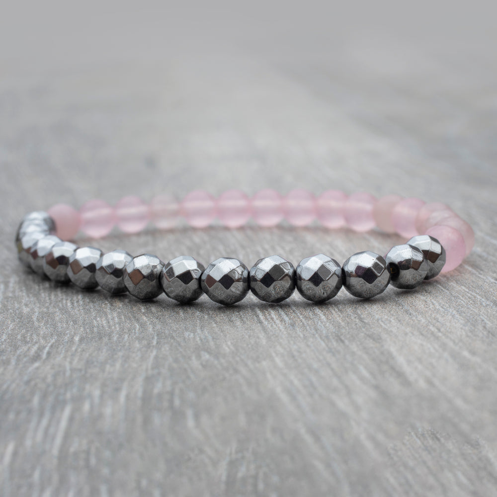 Bracelet fait à la main au Québec avec des pierres fines quartz rose et hématite argent.