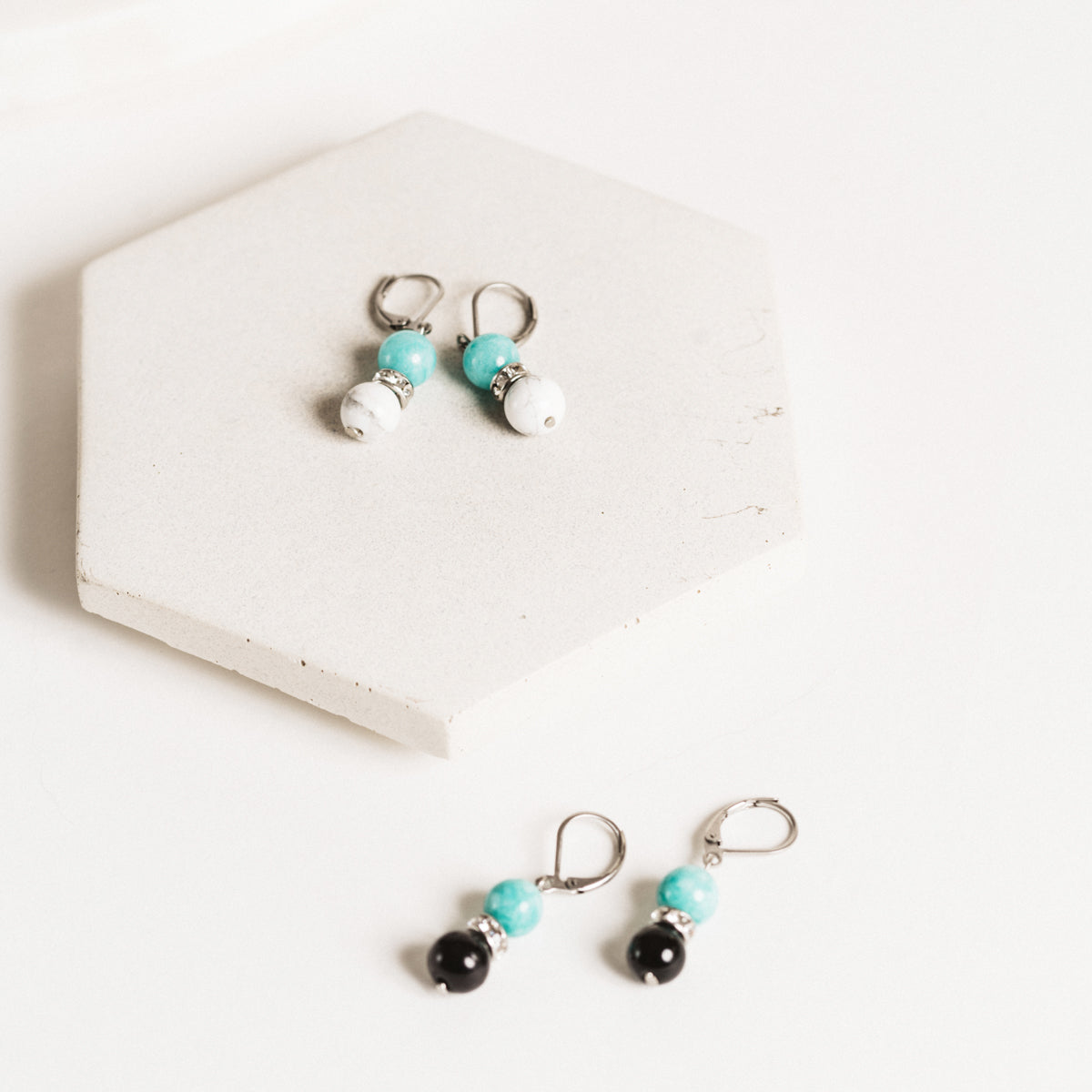 Duo boucles d'oreilles en pierres de jade et fines pierres de couleurs blanches et noires.
