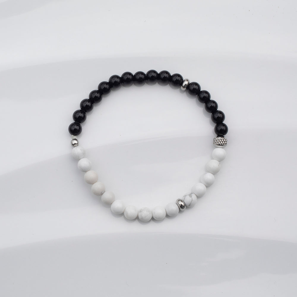 Bracelet Ying Yang -  Garni de pierres fines onyx et howlite sur fond blanc.