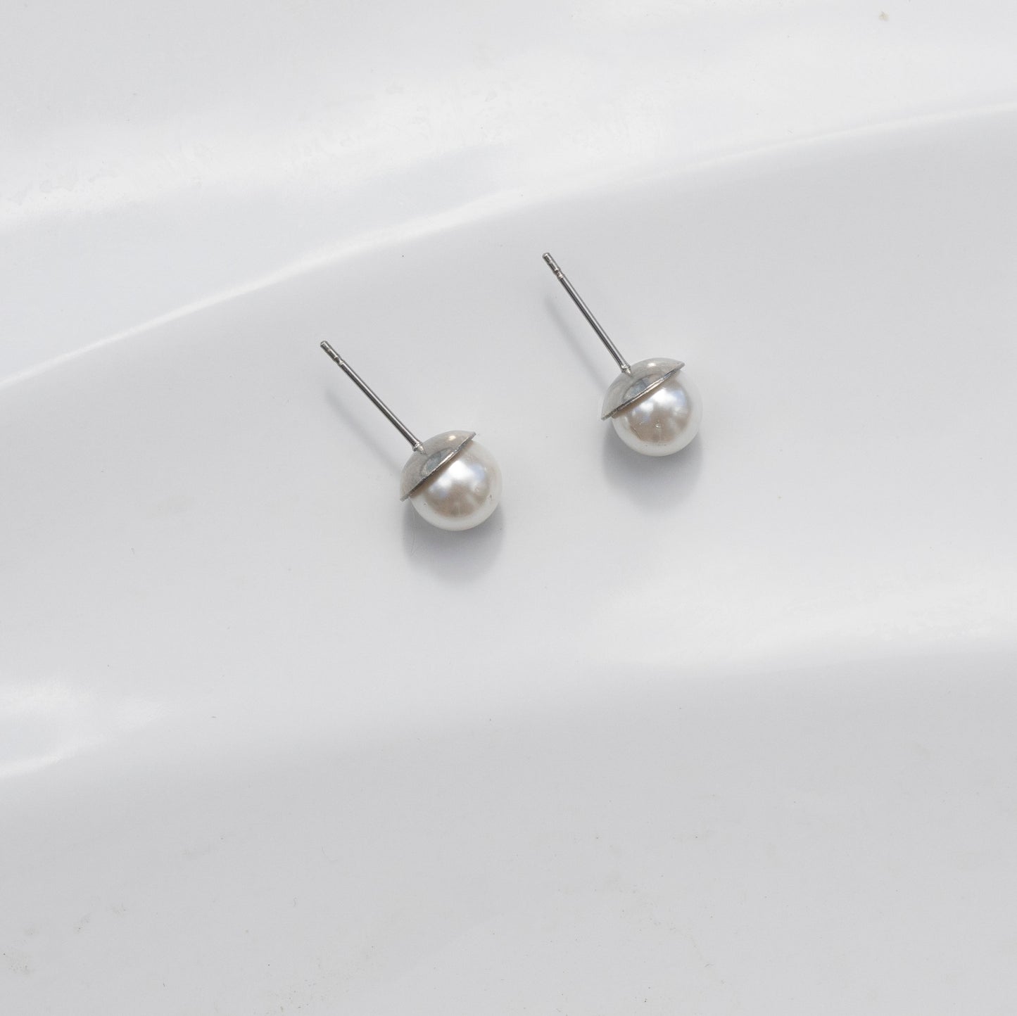 Boucles d'oreilles de perles d'eau douce sur fond blanc.
