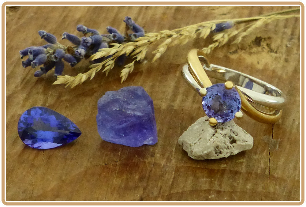 Pierres brutes de tanzanite et montées sur une bague