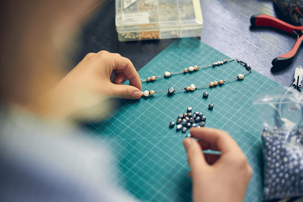 Bijoux faits à la main au Québec : Un savoir-faire artisanal unique - Ovie Bijoux