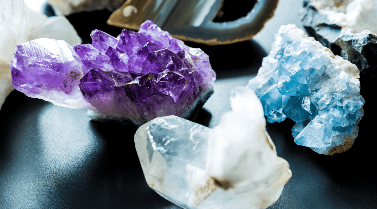 Pierres naturelles, synthétiques et imitations : comment faire la différence? - Ovie Bijoux