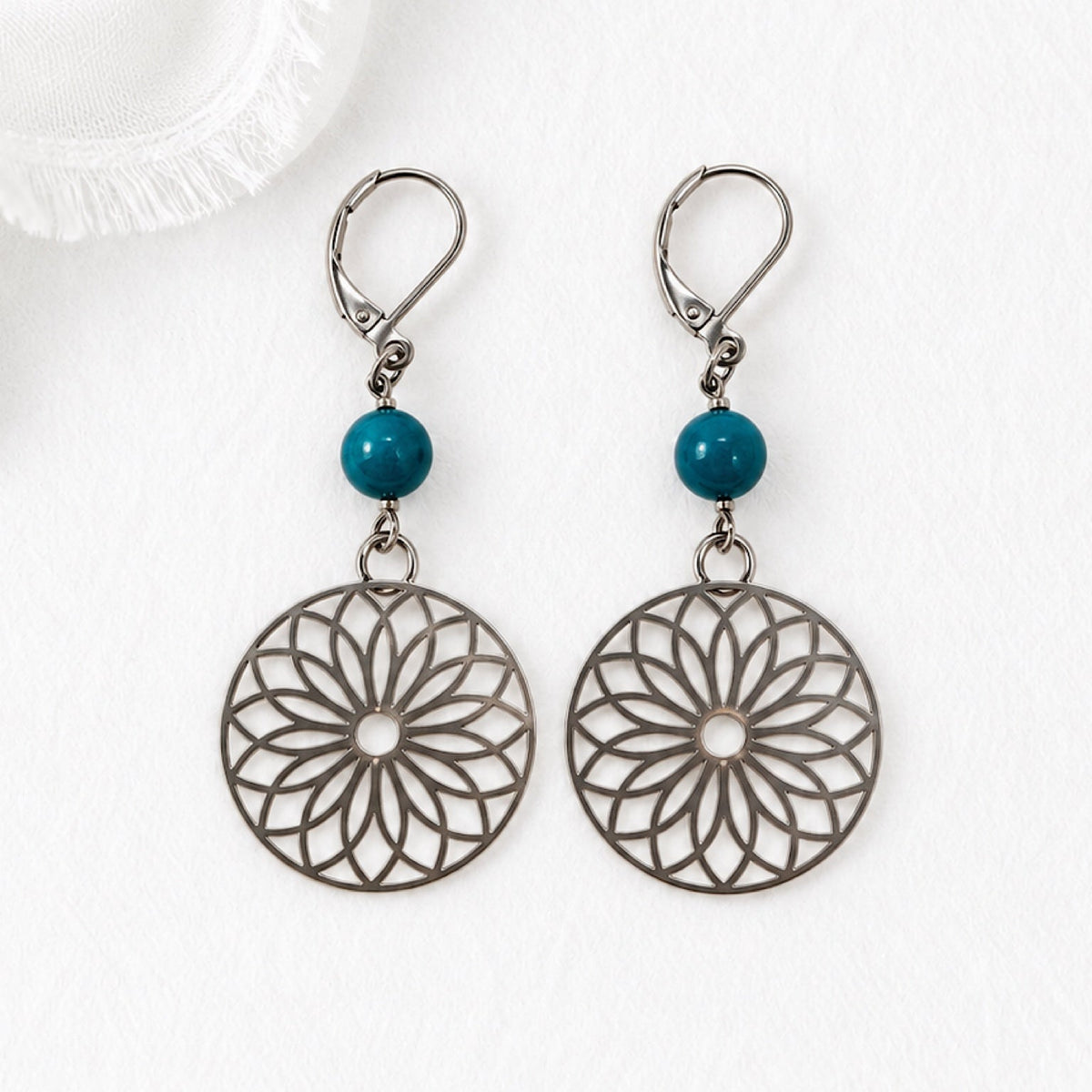 Boucles d’oreilles Alyna en apatite bleue avec pendentifs ronds ajourés argentés