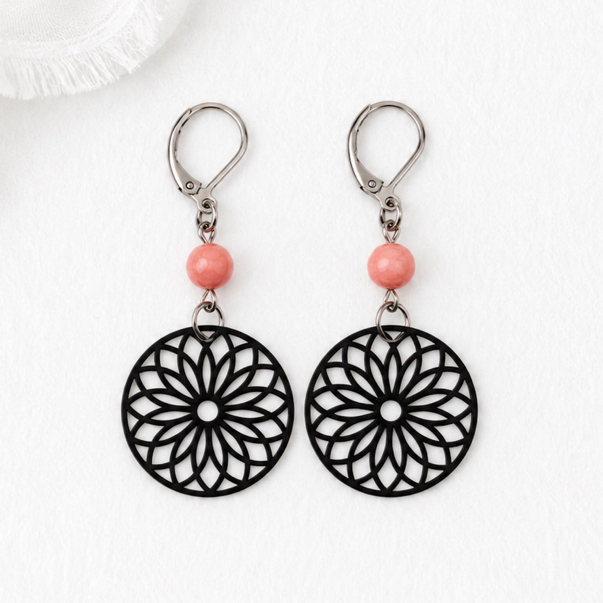 Boucles d’oreilles Rosalia en jade rose avec pendentifs ronds ajourés noirs