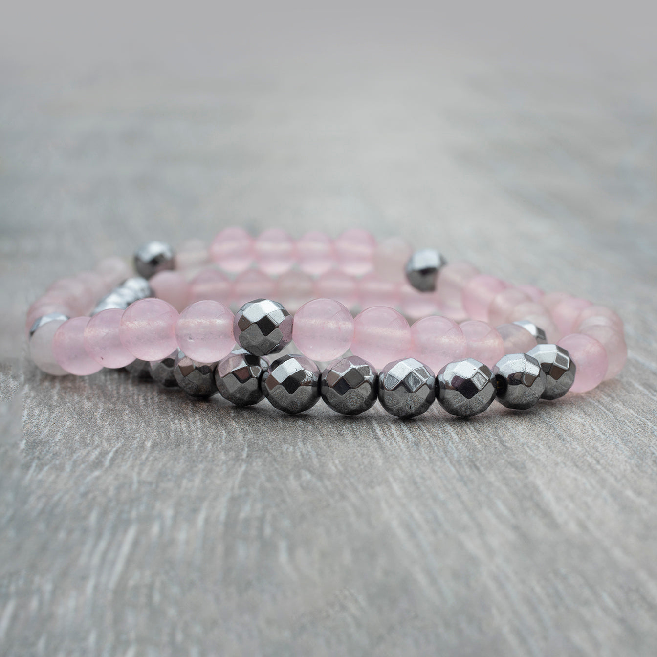 Duo de bracelets avec des pierres fines quartz rose et hématite argent.