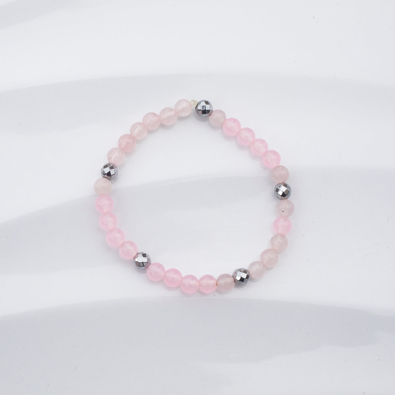 
                  
                    Bijou - Bracelet fait au Québec avec des pierres fines quartz rose et hématite argent sur un fond blanc
                  
                