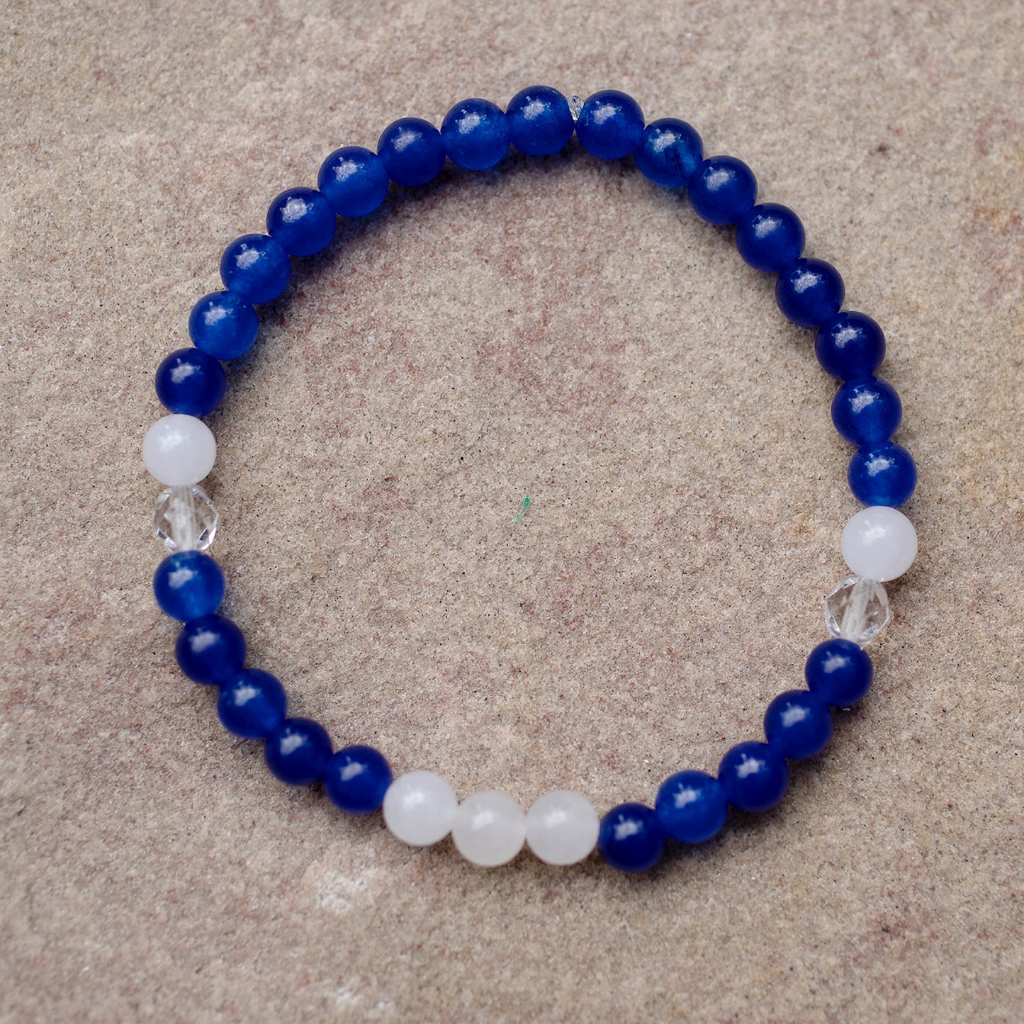 Bracelet de jade saphir et blanc (bleu et blanc sur un fond de sable)