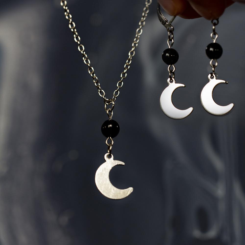 Duo de collier et boucles d'oreilles fait à partir de pierres fines Onyx et breloque en forme de lune en acier inoxidable