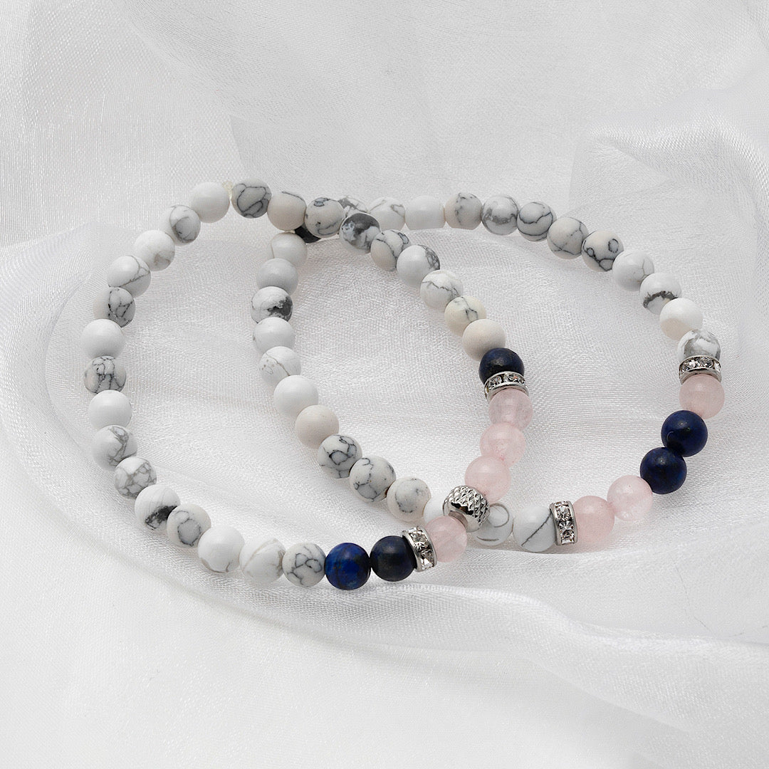 Duo de bracelets élastiques faits avec des pierres fines howlite, quartz rose et lapis lazuli.