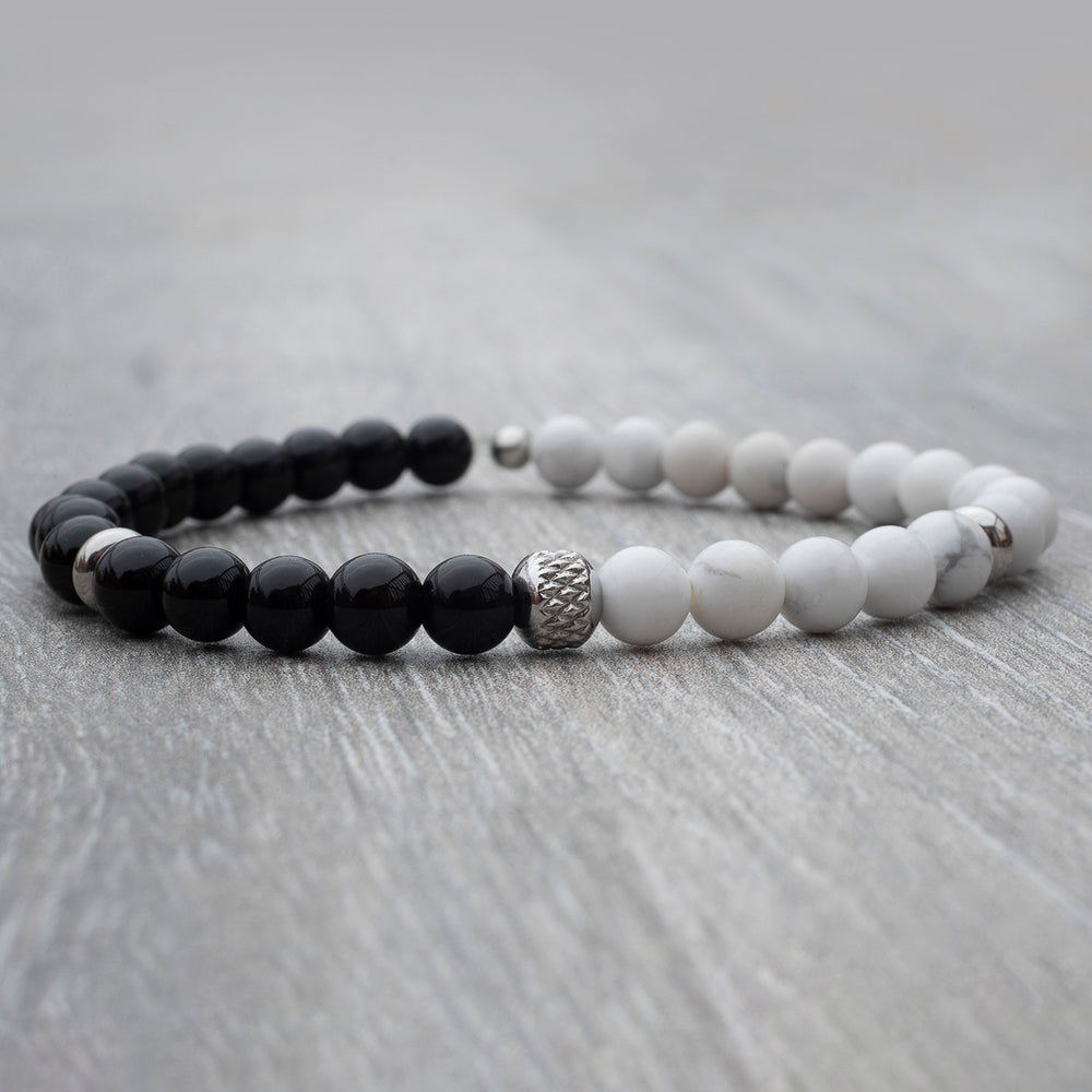 
                      
                        Bracelet Ying Yang -  Garni de pierres fines onyx et howlite.
                      
                    