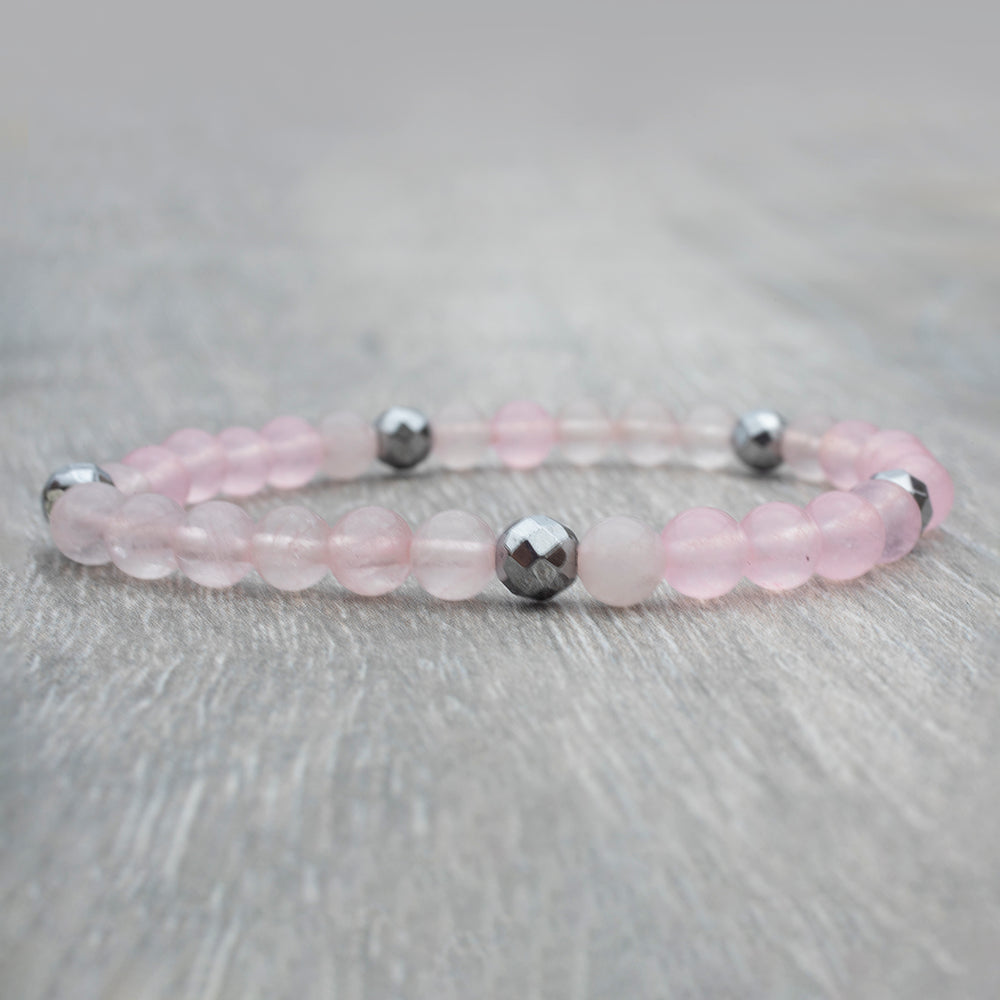 
                  
                    Bracelet fait au Québec avec des pierres fines quartz rose et hématite argent.
                  
                