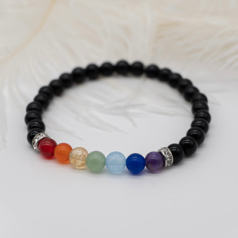 Bracelet Arc-en-ciel et pierre onyx sur fond blanc