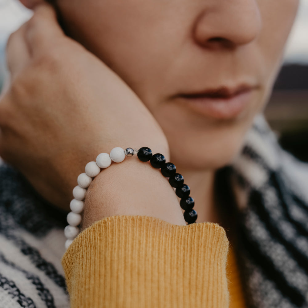 
                      
                        Femme portant le bracelet Ying and Yang - noir et blanc
                      
                    