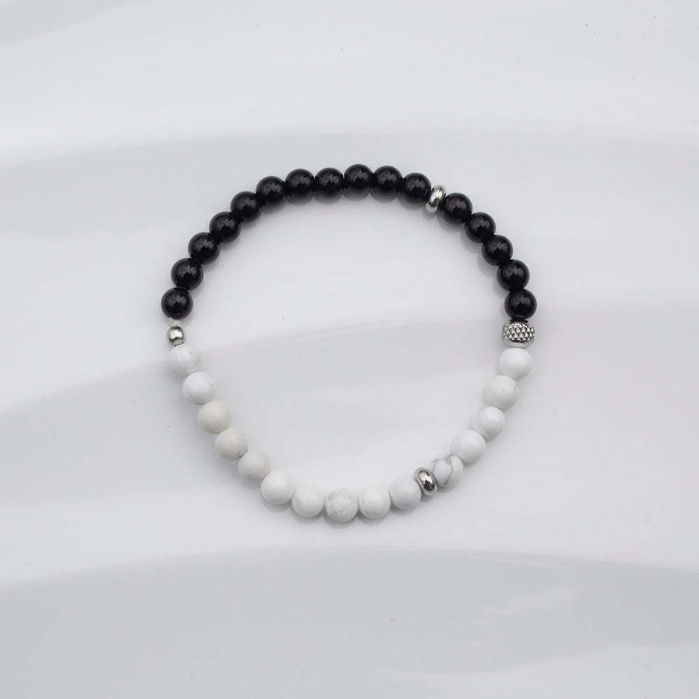 
                      
                        Bracelet Ying Yang -  Garni de pierres fines onyx et howlite sur fond blanc.
                      
                    