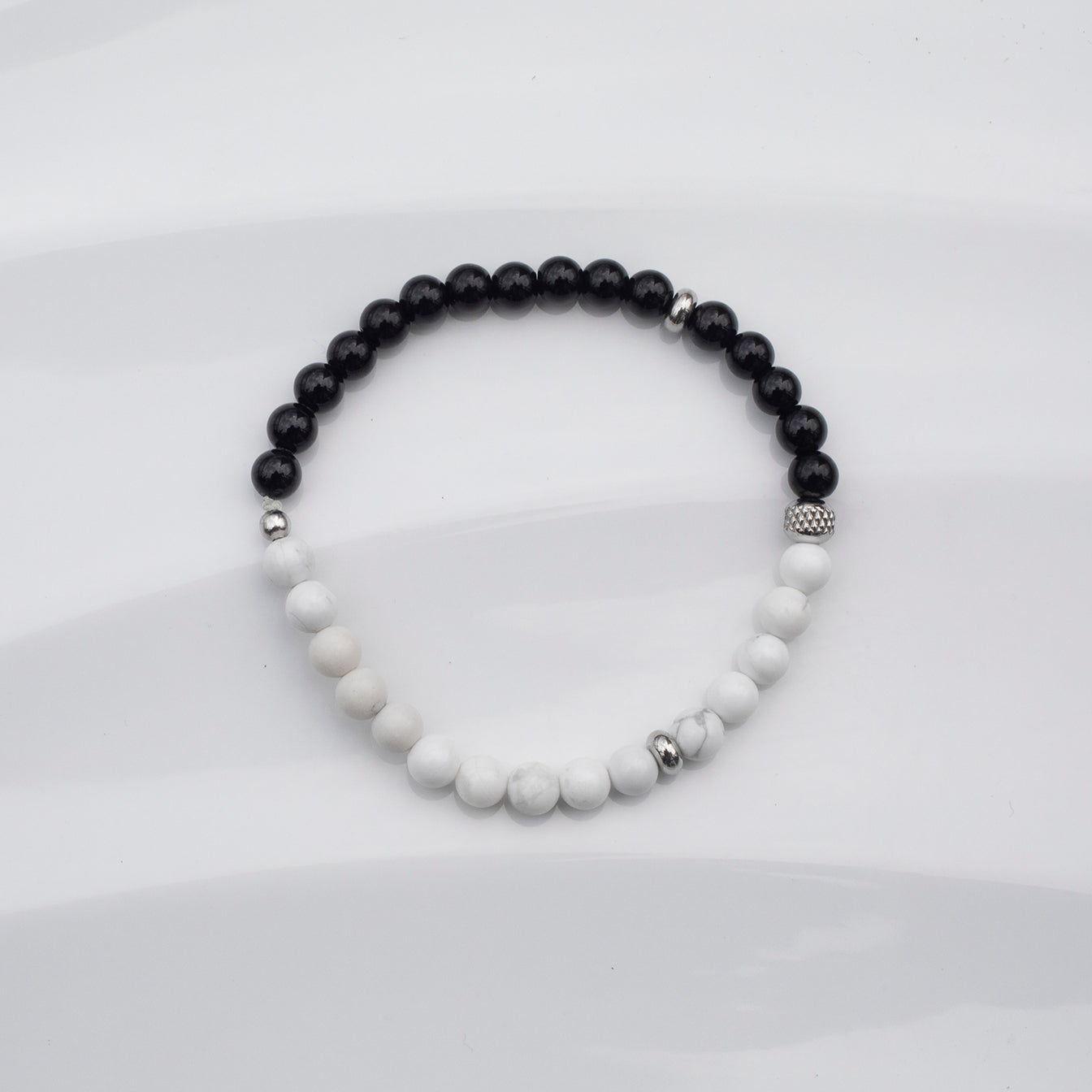 Bracelet Ying Yang -  Garni de pierres fines onyx et howlite sur fond blanc.