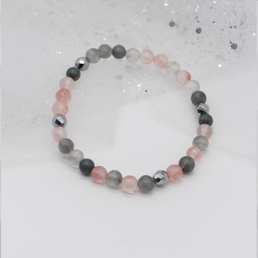 Bracelet de pierres de quartz rose, cerise et fumé ainsi que d’hématite.