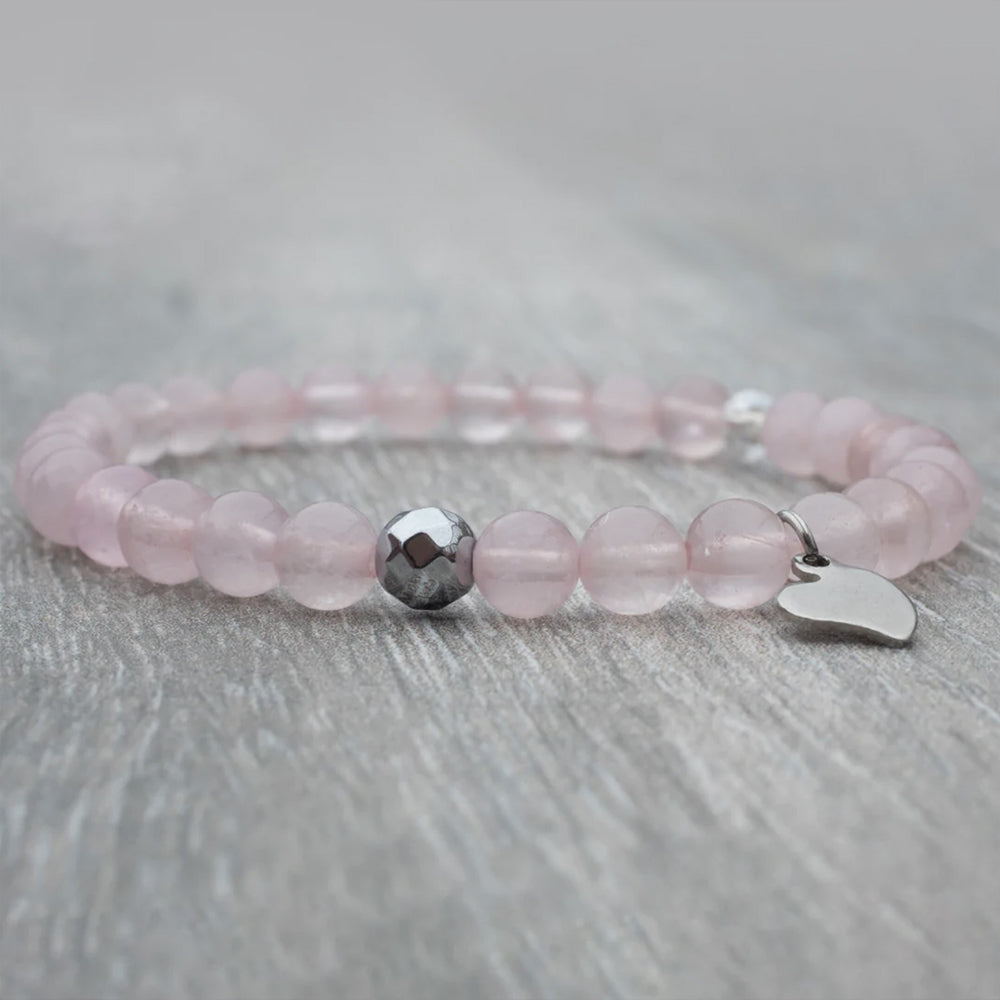 Bracelet rose avec breloque en forme de coeur