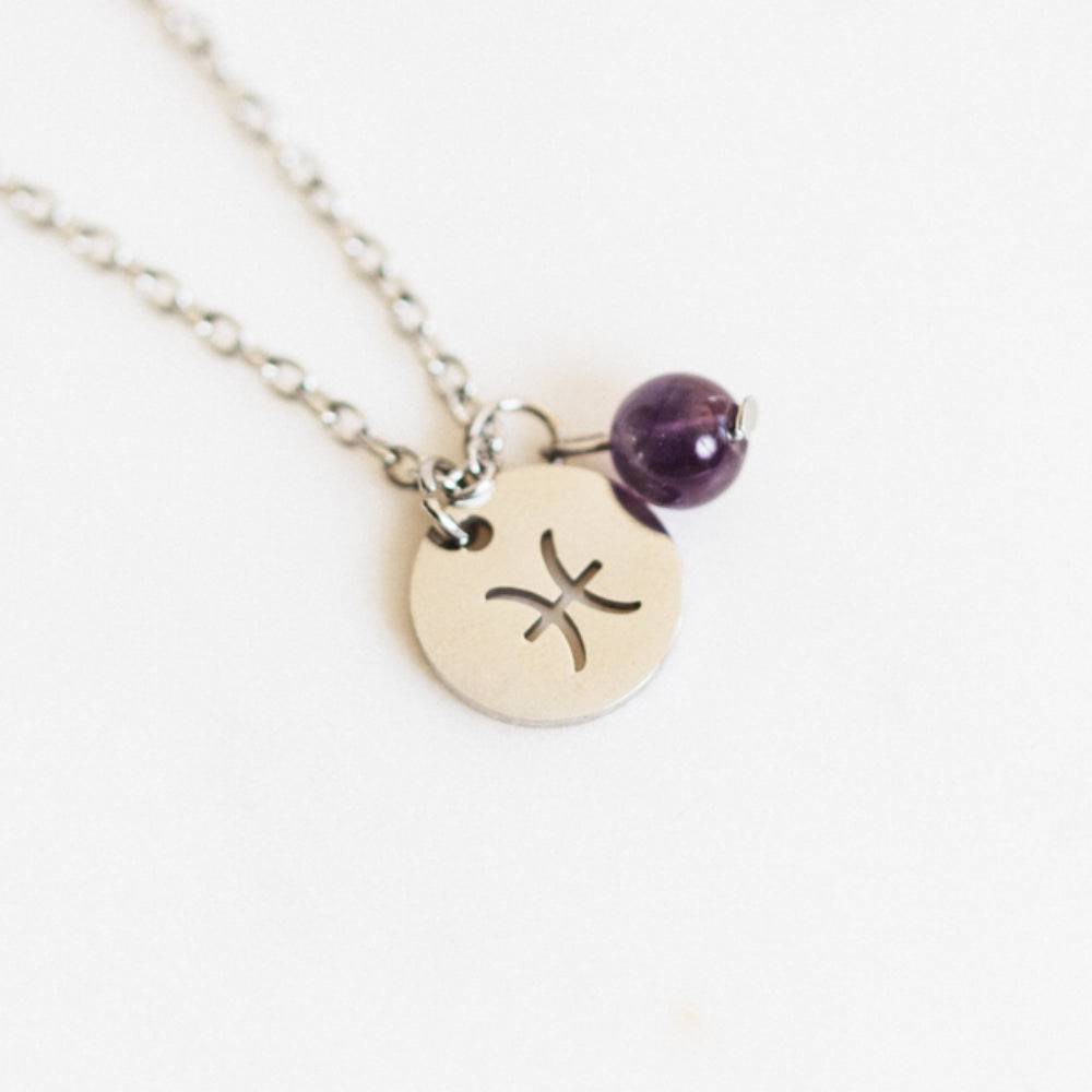 
                      
                        Breloque signe du zodiac monté sur un collier en acier inoxydable avec une pierre d'améthyse violet
                      
                    